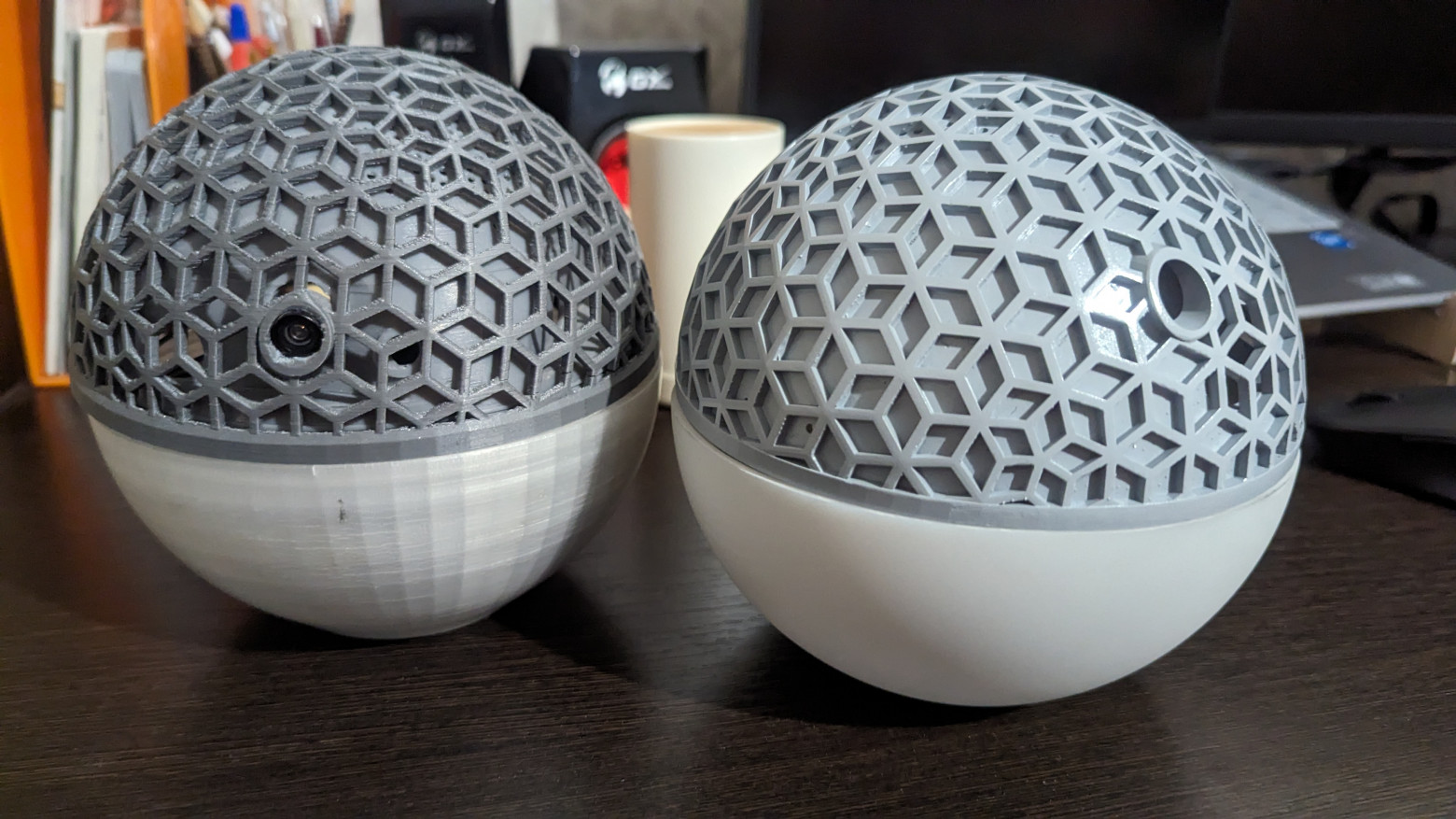 Слева — корпус, изготовленный с помощью FDM-печати. Справа — с помощью фотополимерной печати.