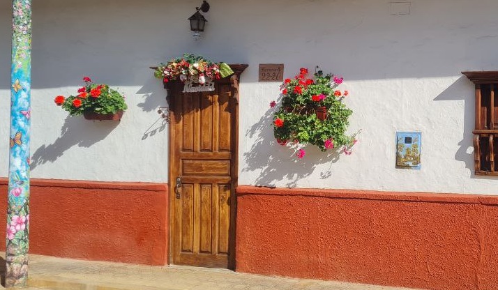 Улицы Сапатоки с расписными щитками и столбами