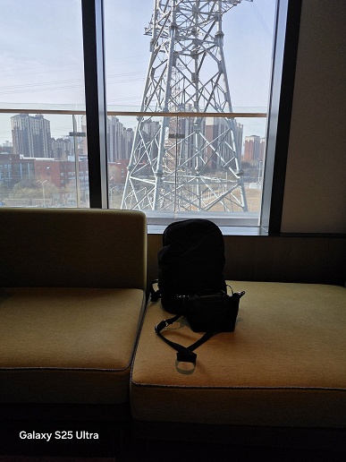 Xiaomi 17 Ultra наглядно сравнили с Samsung Galaxy S25 и iPhone 17 Pro Max в реальной съёмке - 3 Xiaomi 17 Ultra наглядно сравнили с Samsung Galaxy S25 и iPhone 17 Pro Max в реальной съёмке