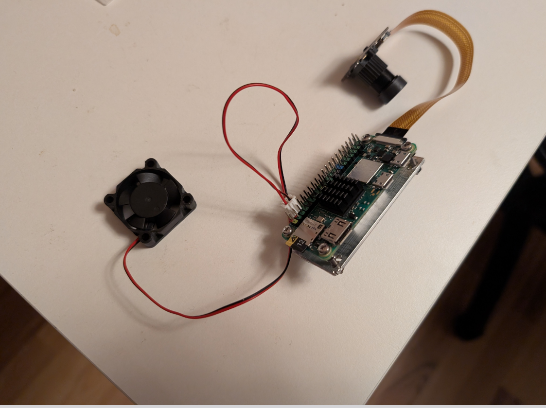 В дальнейшем, кулер закрепится в труб... Гхм.. В корпусе, при помощи резиновых распорок