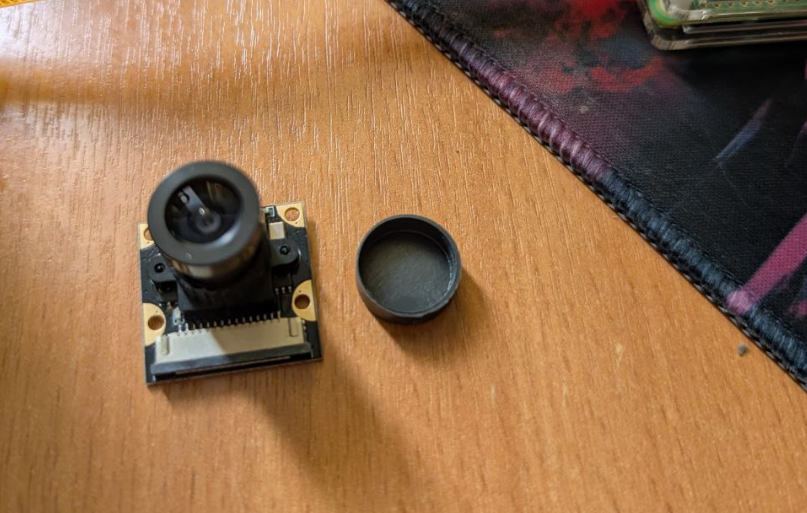 У данной камеры нет автофокуса, фокусировка производится поворотом кольца на объективе, это удобно, учитывая то, что фокусировку под окуляр придется настроить всего раз