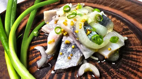 По одной из версий, закусывать водку солёной селёдкой придумал лично Пётр I