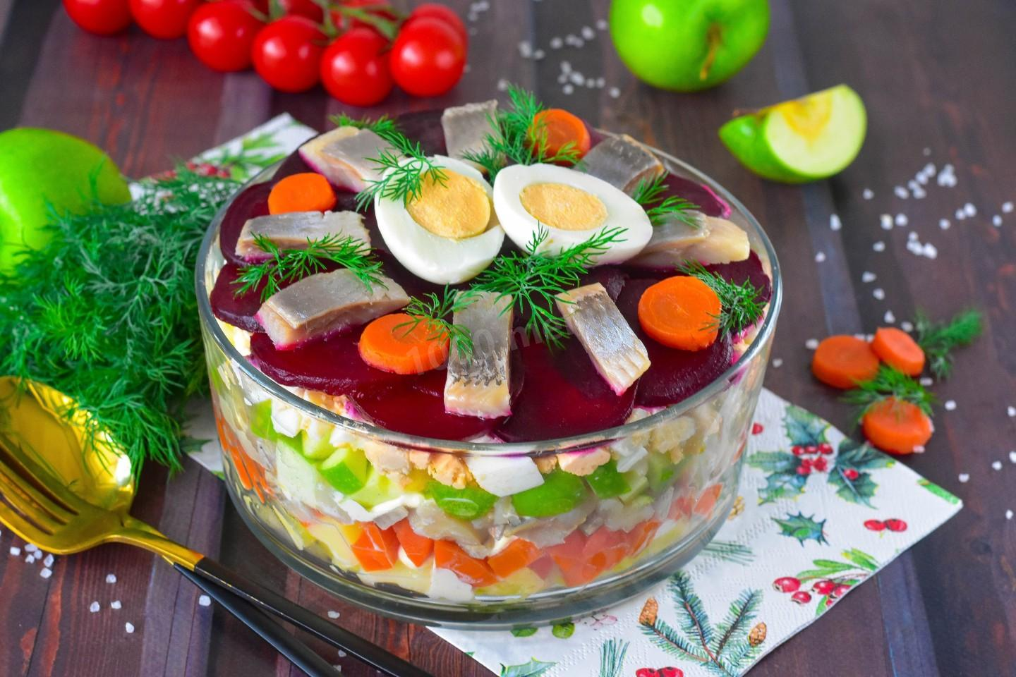 Скандинавские слоёные селёдочные салаты, известные с середины XIX века, по принципу и составу очень похожи на селёдку под шубой, и могли стать источником вдохновения для её создания, но точных сведений об этом у нас нет. И в них исходно не было никакого майонеза, тогда как для правильного вкуса селёдки под шубой он строго необходим, соединяя слои между собой