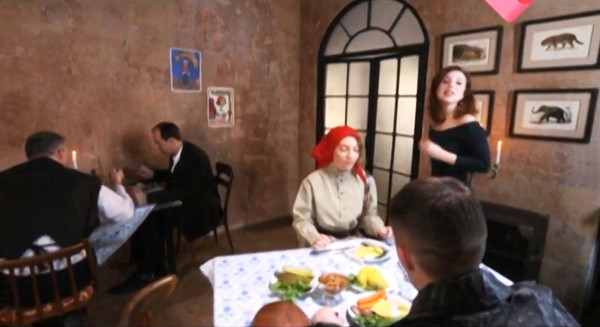 Кадр сюжета с разоблачением мифа о «революционном» происхождении селёдки под шубой с телеканала «Москва Доверие»