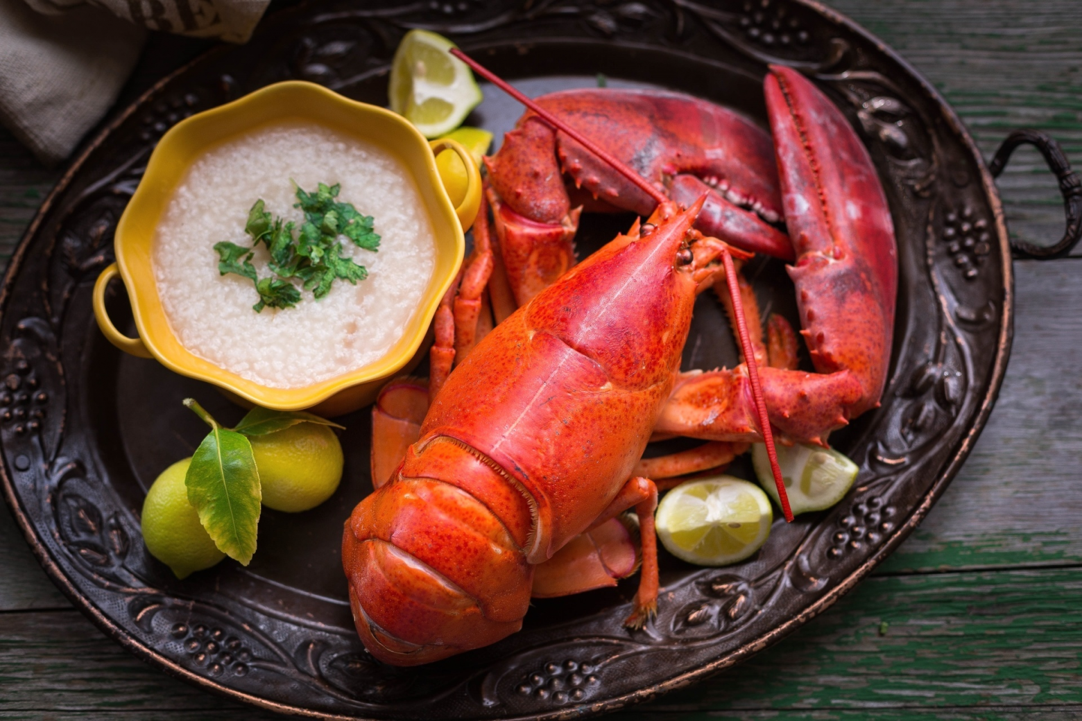 Некогда омары были не дорогим деликатесом, а сорной пищей бедноты, и даже она отказывалась их есть: всё потому, что не умели правильно готовить и есть