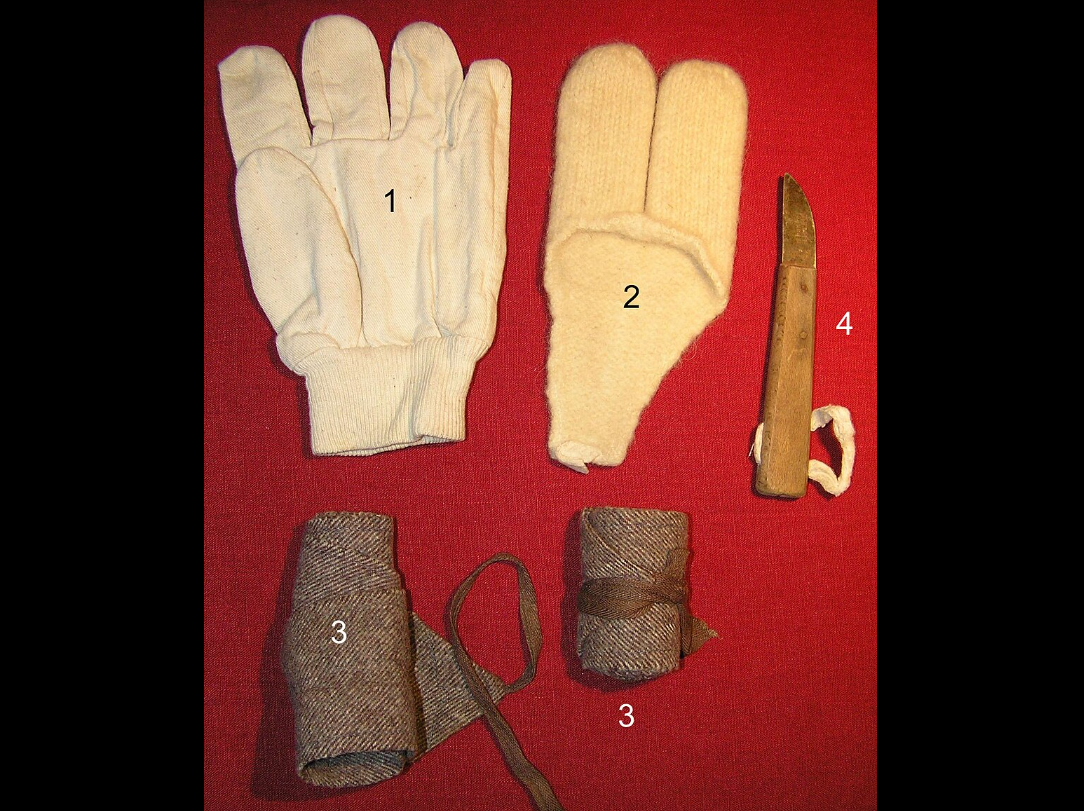 Нидерландский набор для гиббинга в море 1966 года: перчатка для левой руки, двупалая защита для правой руки, обмотки для защиты запястий от случайных порезов, и специальный нож с резиновым темляком