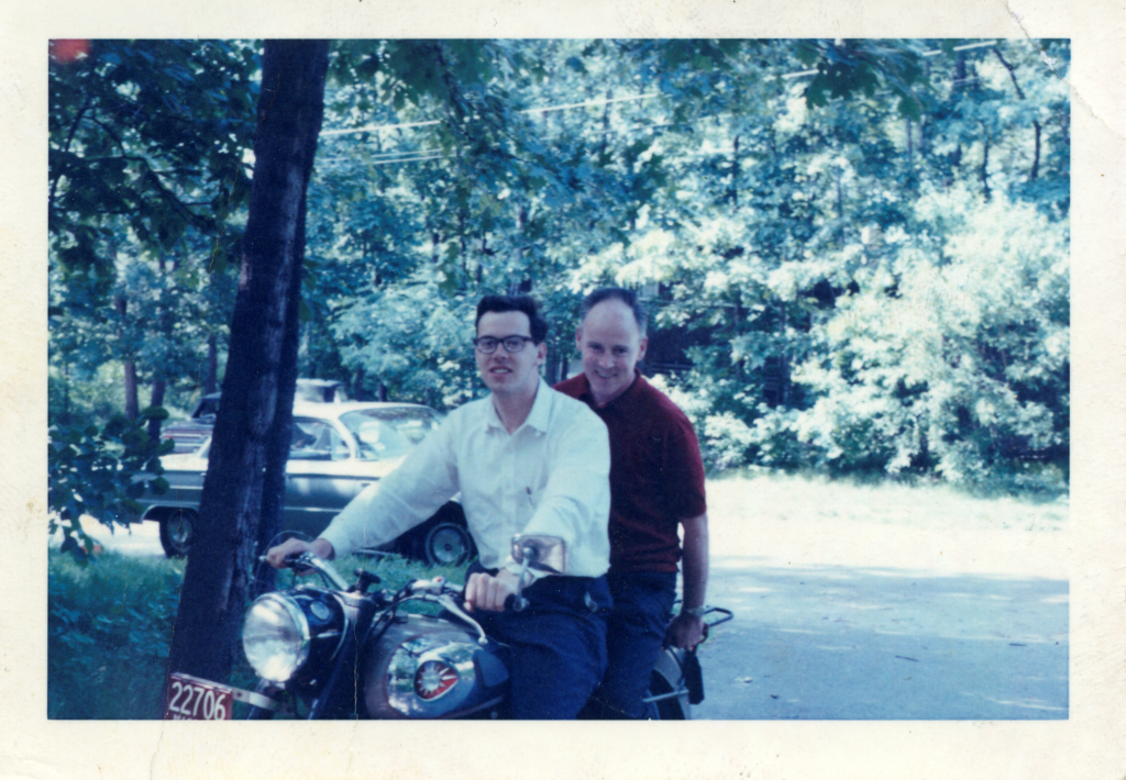 Деннис Ритчи с отцом на своём мотоцикле BSA 650, фото конца 60-х