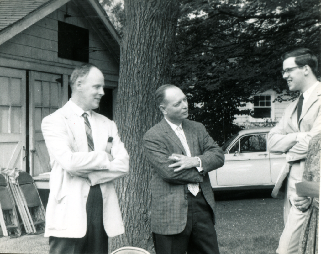 Денниса Ритчи (справа) встречают два сотрудника Bell Labs: его отец Алистер Ритчи (слева) и пионер электронной коммутации Уильям Кейстер, фото примерно 1969 года