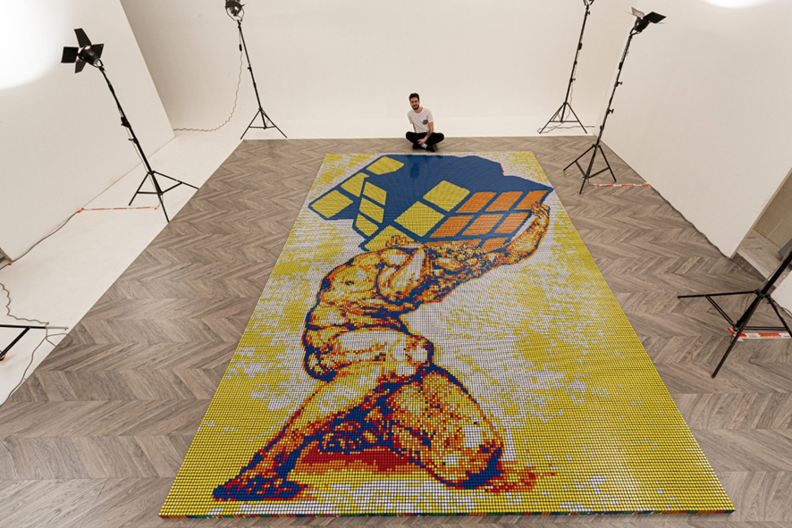 Giovanni Contardi. Atlas holding a Rubik’s Cube. 2020. [Мозаика из 6111 кубиков Рубика, собранная автором за 24 часа для Red Bull Rubik’s Cube World Cup]    