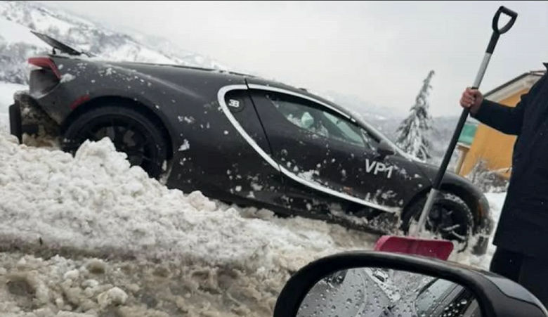 Один из самых дорогих в мире автомобилей Bugatti Tourbillon застрял в снегу - 1 Один из самых дорогих в мире автомобилей Bugatti Tourbillon застрял в снегу