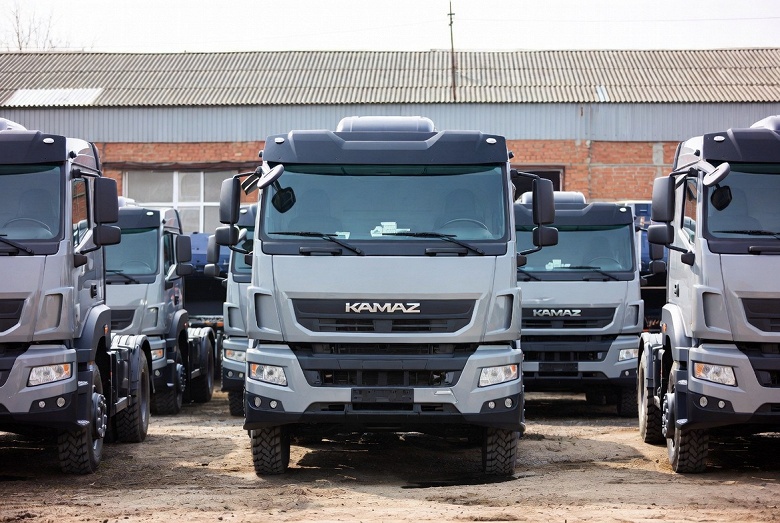Втрое больше машин, новые полноприводные модели и собственные роботизированные коробки передач. КамАЗ раскрыл планы на 2026 год - 1 Втрое больше машин, новые полноприводные модели и собственные роботизированные коробки передач. КамАЗ раскрыл планы на 2026 год