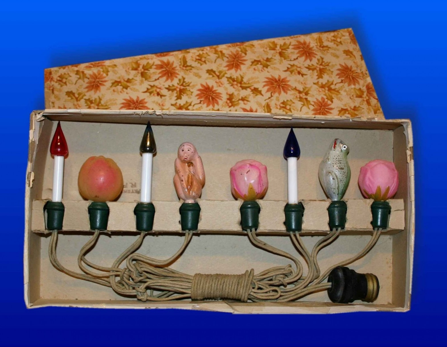 Гирлянда 1916 года выпуска. Особенно “рады” своей лампе нечто похожее на обезьяну и лягушку.