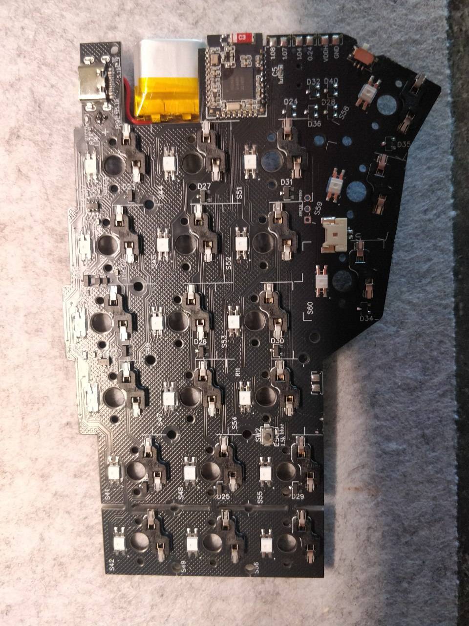 Пришла разобранная. Благо паять ничего не пришлось... 