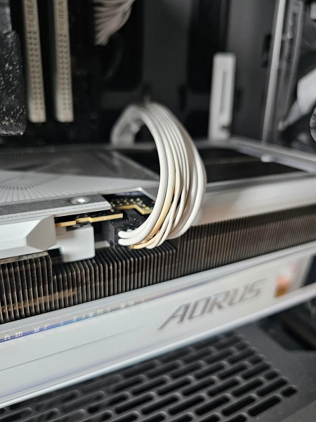 &laquo;Да, атомные электростанции 5090 всё ещё плавятся; не покупайте Nvidia&raquo;. Пользователь Reddit встретил первый день нового года с оплавленным разъёмом питания