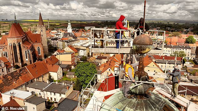 Когда поврежденный пулей шпиль демонтировали, в венчающей его сфере обнаружился тайник.