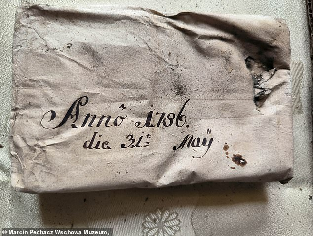 Внутри ящика обнаружилось сразу несколько свертков с разной датировкой. Вероятно, это даты, не раньше которых следовало достать содержимое. К счастью, они уже очень давно «просрочены».