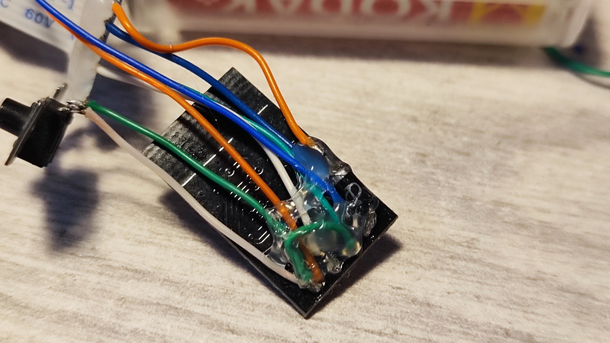 Фиксация проводов термоклеем