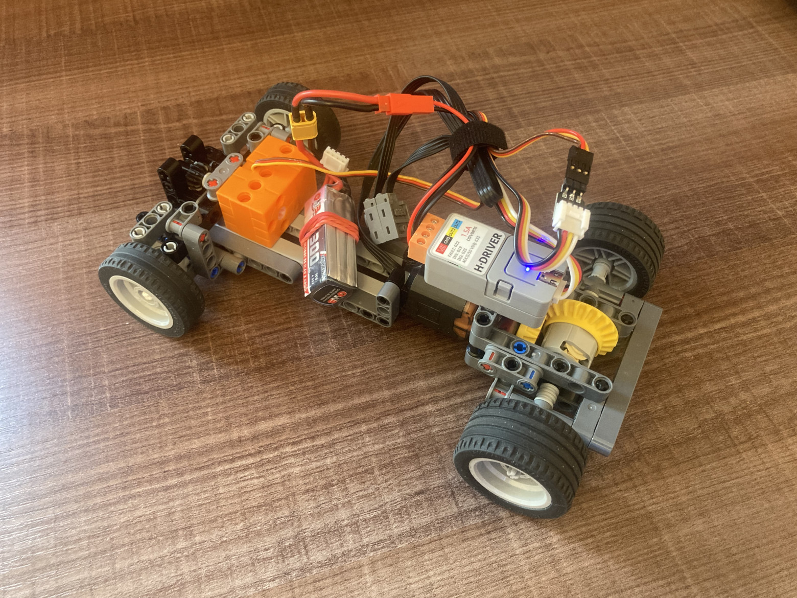 Очень быстрая машинка на 3S аккумуляторе