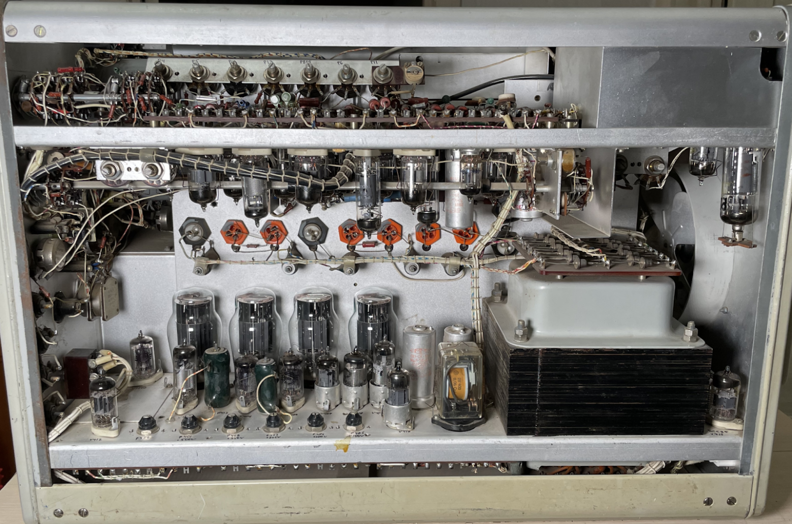 За правой крышкой скрывается трансформатор, стабилизатор питания и блок горизонтальной развертки