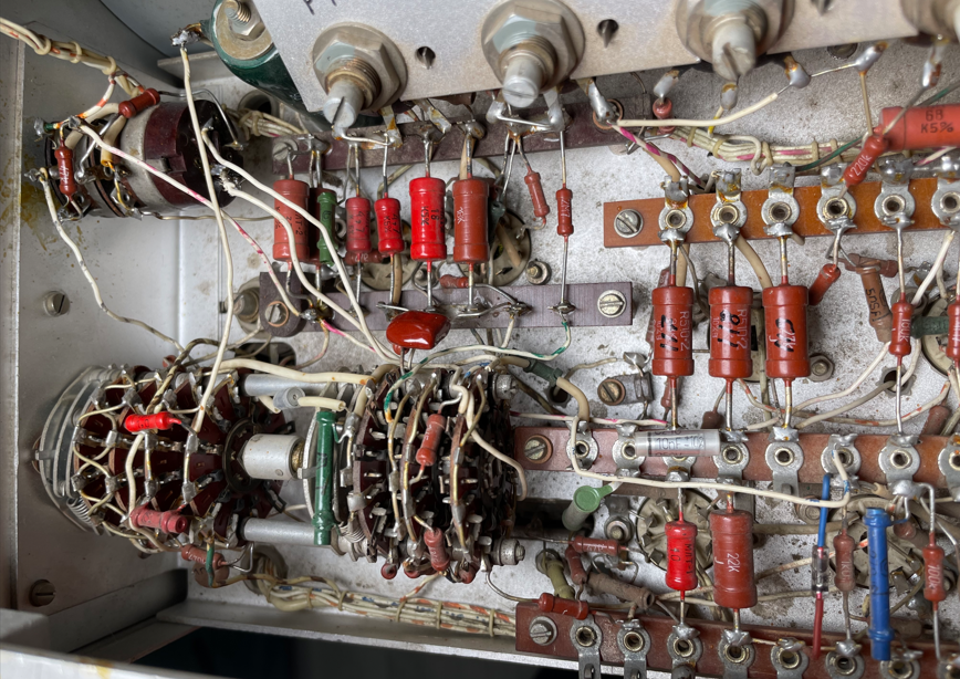 Переключатель режимов работы горизонтальной развертки. Справа за деталями виднеются керамические ламповые панельки