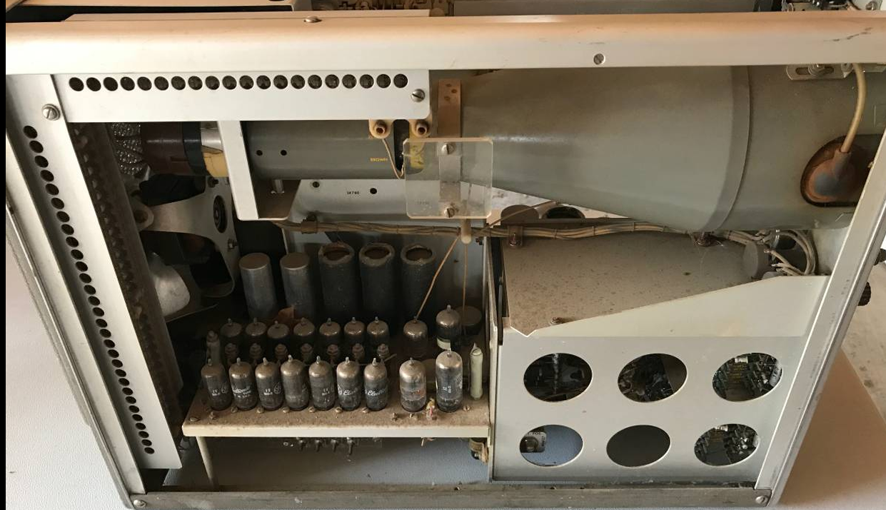 Слева у Tektronix T541A можно найти ту же линию задержки и тот же усилитель вертикального отклонения