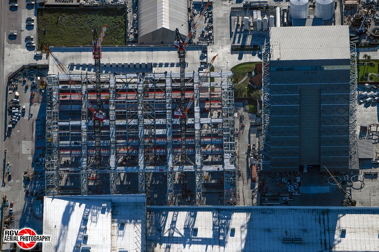 Одни из крупнейших сооружений в мире. SpaceX одновременно строит два комплекса Gigabay, где будут собирать по тысяче Starship в год