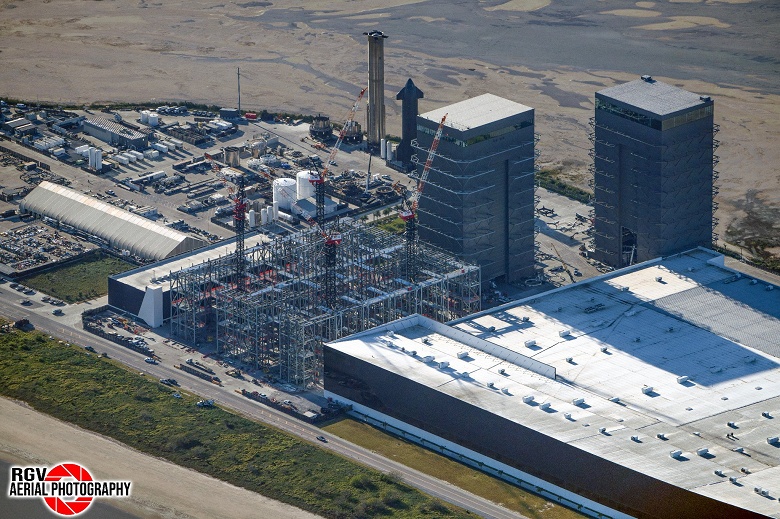 Одни из крупнейших сооружений в мире. SpaceX одновременно строит два комплекса Gigabay, где будут собирать по тысяче Starship в год