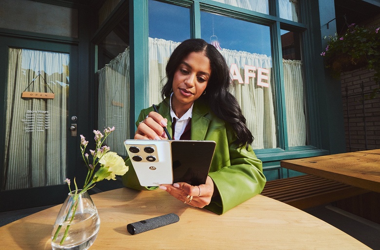 Это Moto Razr Fold. Появились первые фотографии новинки - 1 Это Moto Razr Fold. Появились первые фотографии новинки