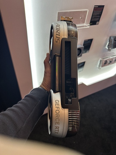 Одна из самых странных на вид видеокарт. Gigabyte показала Aorus GeForce RTX 5090 Infinity, которая не похожа на другие модели