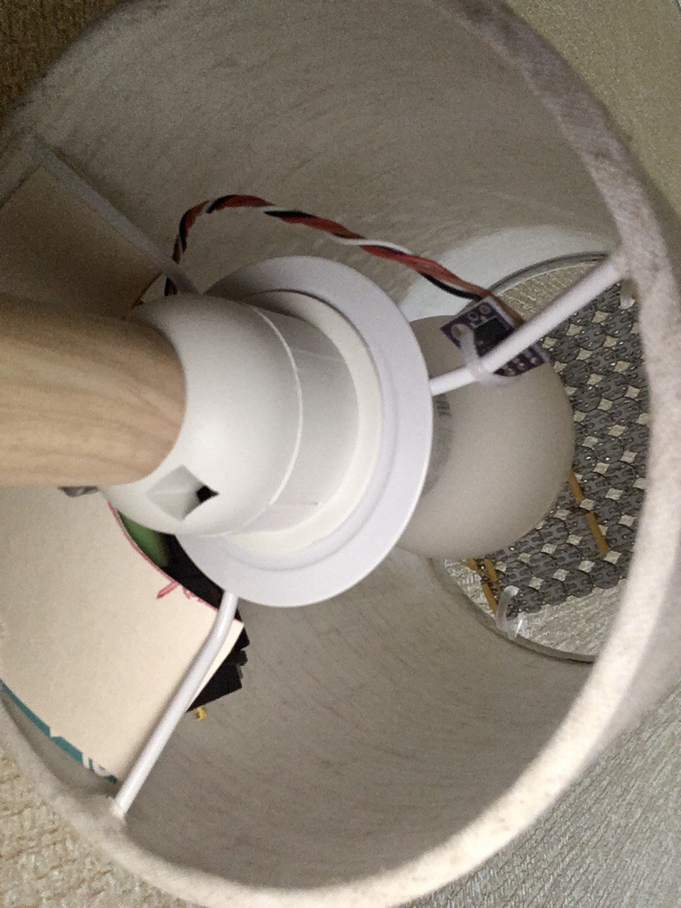 Лазерный модуль находится снизу плафона. Чтобы утром провести рукой под плафоном.