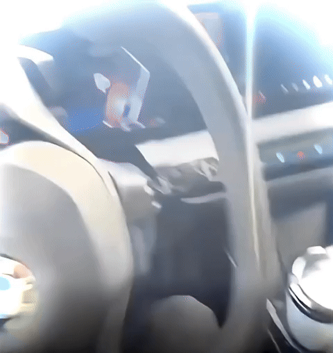 В Cети смеются над рулем BMW X3, который живет своей жизнью: компании пришлось объявить отзыв