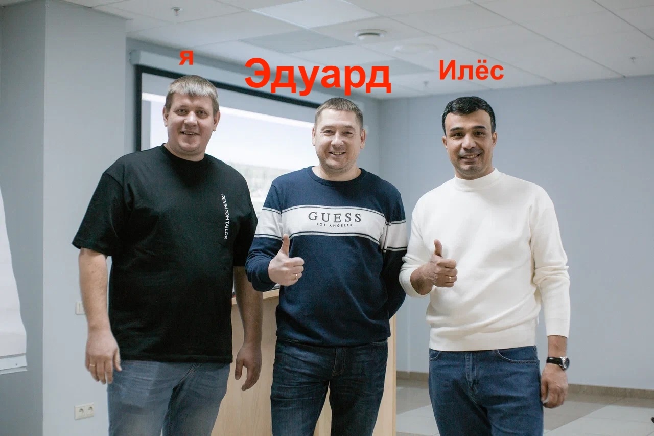 На фото коллеги-соучредители, руководитель строительных войск Илёс – справа