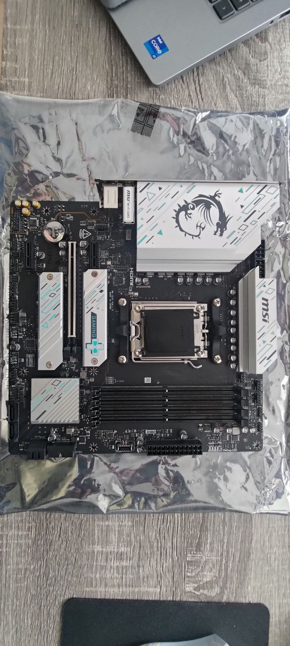 Выбирал из-за подходящего размера наличия по хорошей цене, но позже много раз встречал MSI b650m gaming plus в рейтинге лучших матерей для сборки в 2025.