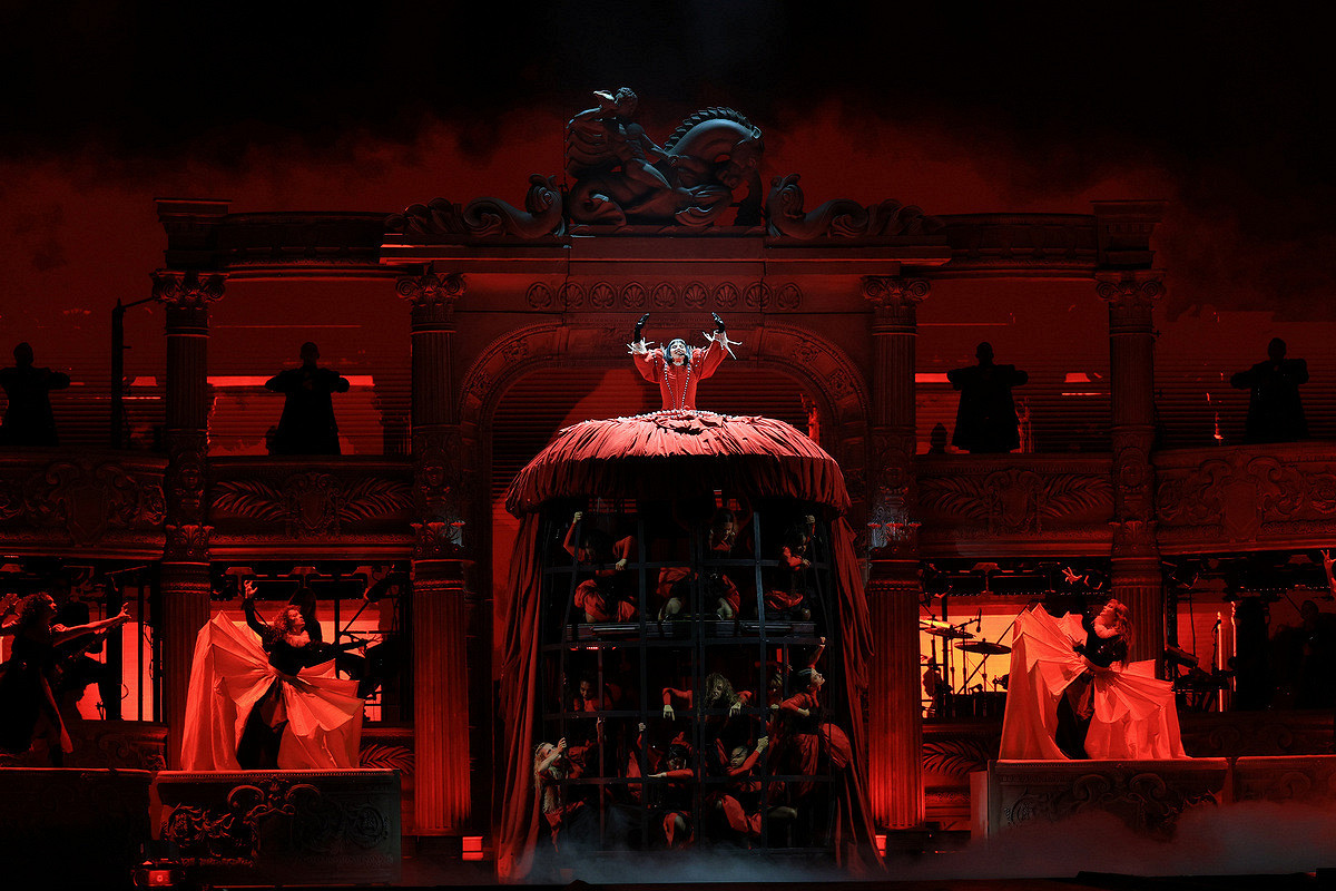 Фестиваль Coachella 2025: платье-клетка с лифтом внутри