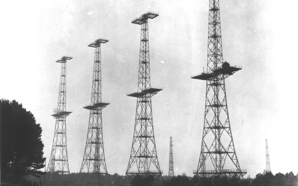 Антенна передатчика радара Chain Home. На заднем плане видны антенны приемника