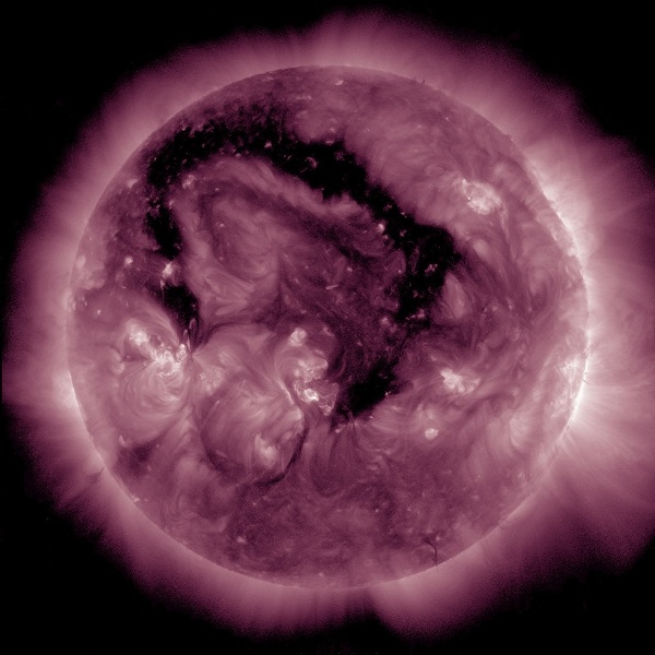Землю накроют магнитные бури 9 января 2026. На Солнце появилась корональная дыра необычной формы - 1 Землю накроют магнитные бури 9 января 2026. На Солнце появилась корональная дыра необычной формы