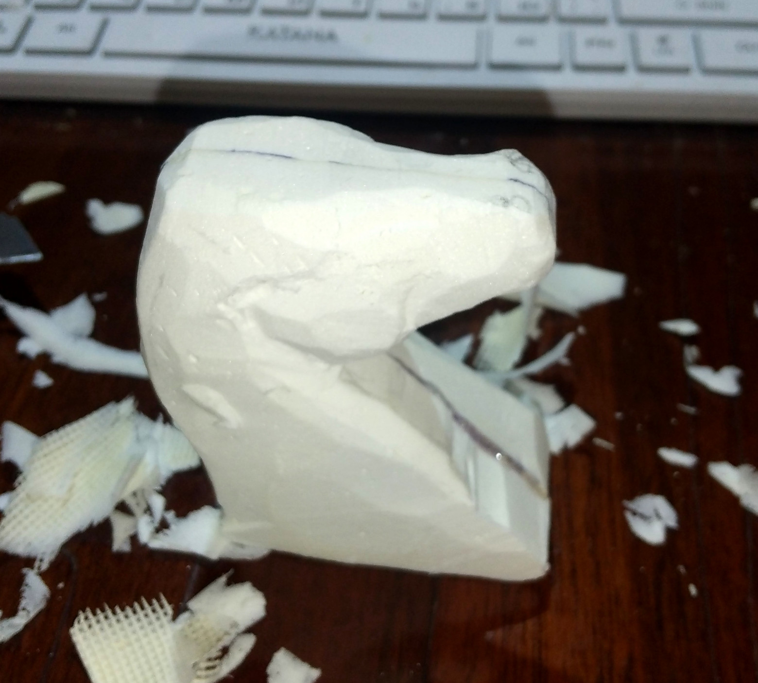 Голова коня, работа ножом, это вам не новомодные 3D-печати)) кто угадает источник материала?