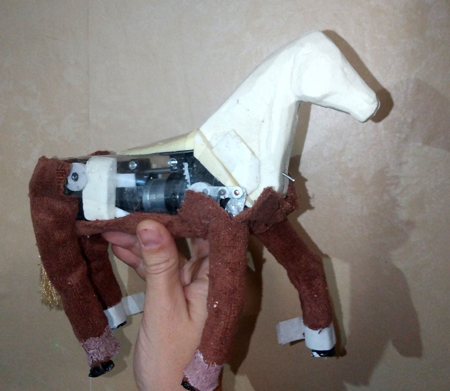 Середина сборки. Ткань частично приклеена, частично пришита