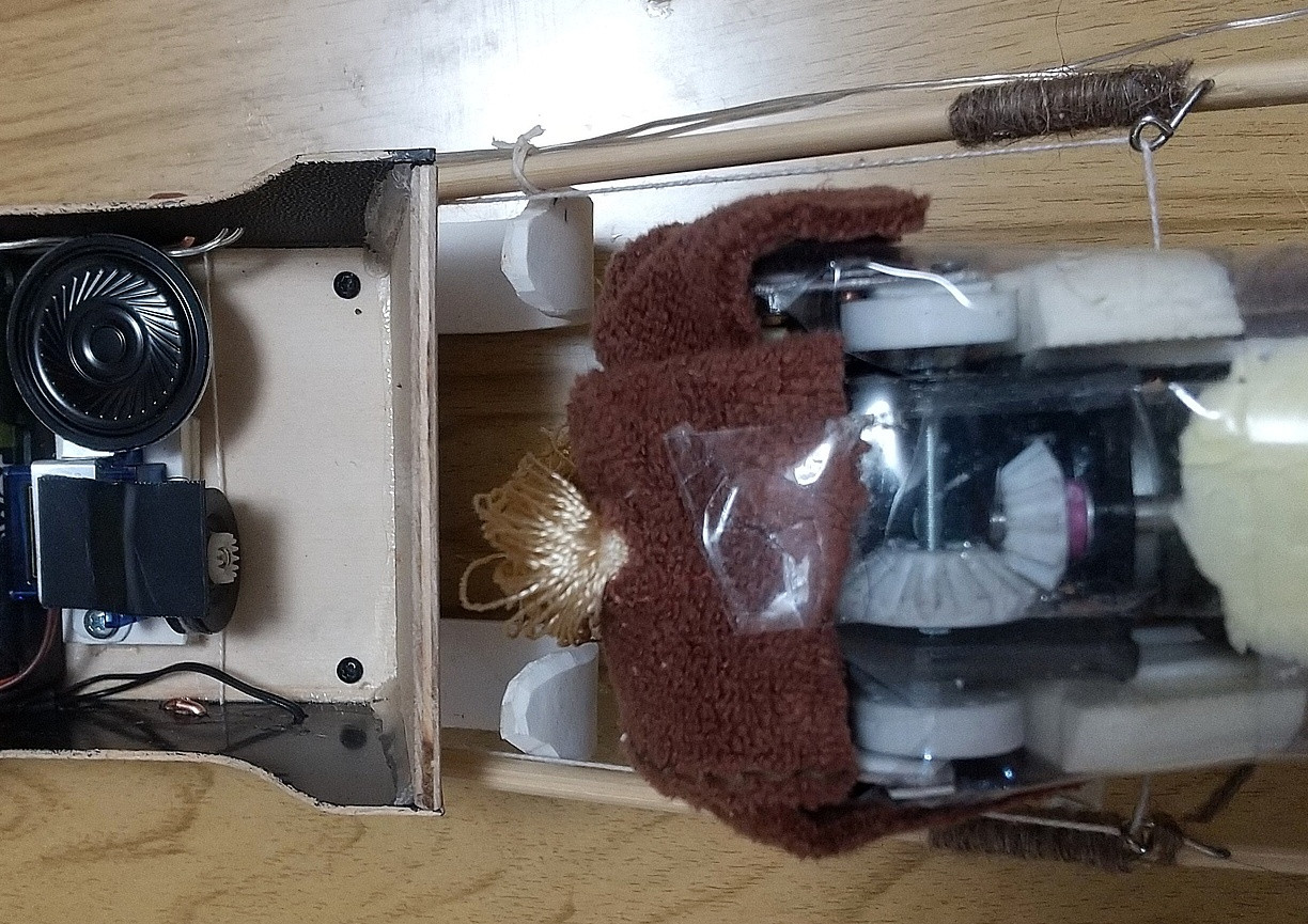 Белая нить пропущена через шкив (слева), её концы прикреплены под брюхом лошади Белая нить пропущена через шкив (слева), её концы прикреплены под брюхом лошади