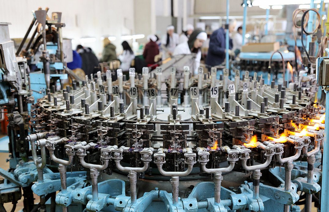 Фото 2.7. Красивое — современное фото в цвете. Карусельный автомат (полуавтомат?) — коллега на 32 позиции, вероятно, для впаивания проволочных выводов в гребешковую ножку для ламп накаливания или «филаментных» светодиодных