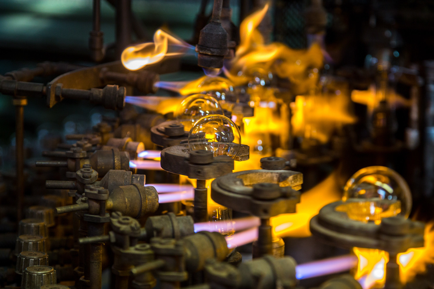 Фото 2.8. Фрагмент карусельного автомата для заварки ламп накаливания — спаивания ножки в сборе с колбой