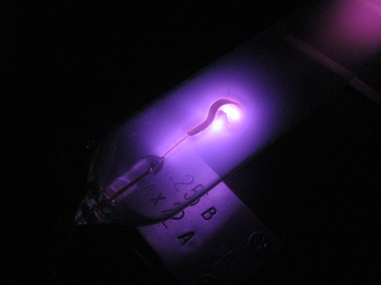 Фото 1.1. Бомбардирование катода разрядной трубки ионным потоком в эксперименте [1]. На стекле уже можно заметить потемнение от распылённого металла, а колба на этом конце здорово разогревается