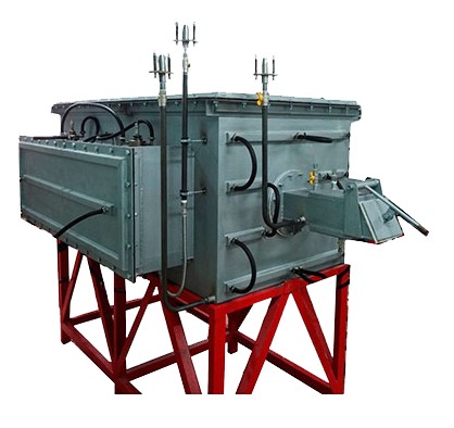 Фото 2.1. В водородной печи Н2 легко проникает в металл заготовок, замещая собой другие газы и отчасти консервируя железки, а при откачке лампы легко выходит наружу. На фото — сравнительно небольшая водородная печь непрерывного действия со сквозным алундовым муфелем и водяным охлаждением корпуса. Нагреватель из молибденовой проволоки тоже работает в среде водорода. Молибденовые лодочки с заготовками постепенно проталкивались в муфеле специальной штангой вручную или механизировано. Подобные печи были весьма распространены на электровакуумных производствах, рабочая температура отжига — около 1000 °С, свежий водород (баллонный, а лучше из электролизёра) подавался непрерывно, а отработанный сжигали в свечах