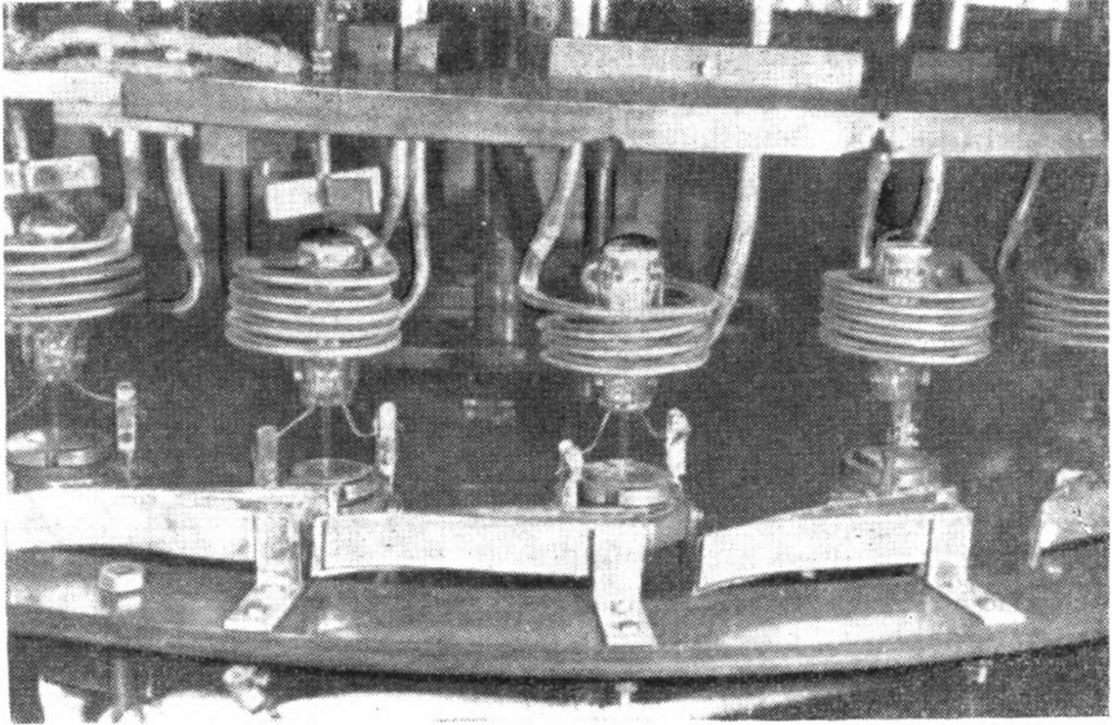 Фото 2.5. Разогрев анода ламп на карусели автомата надвигающимися индукторами ТВЧ [5]