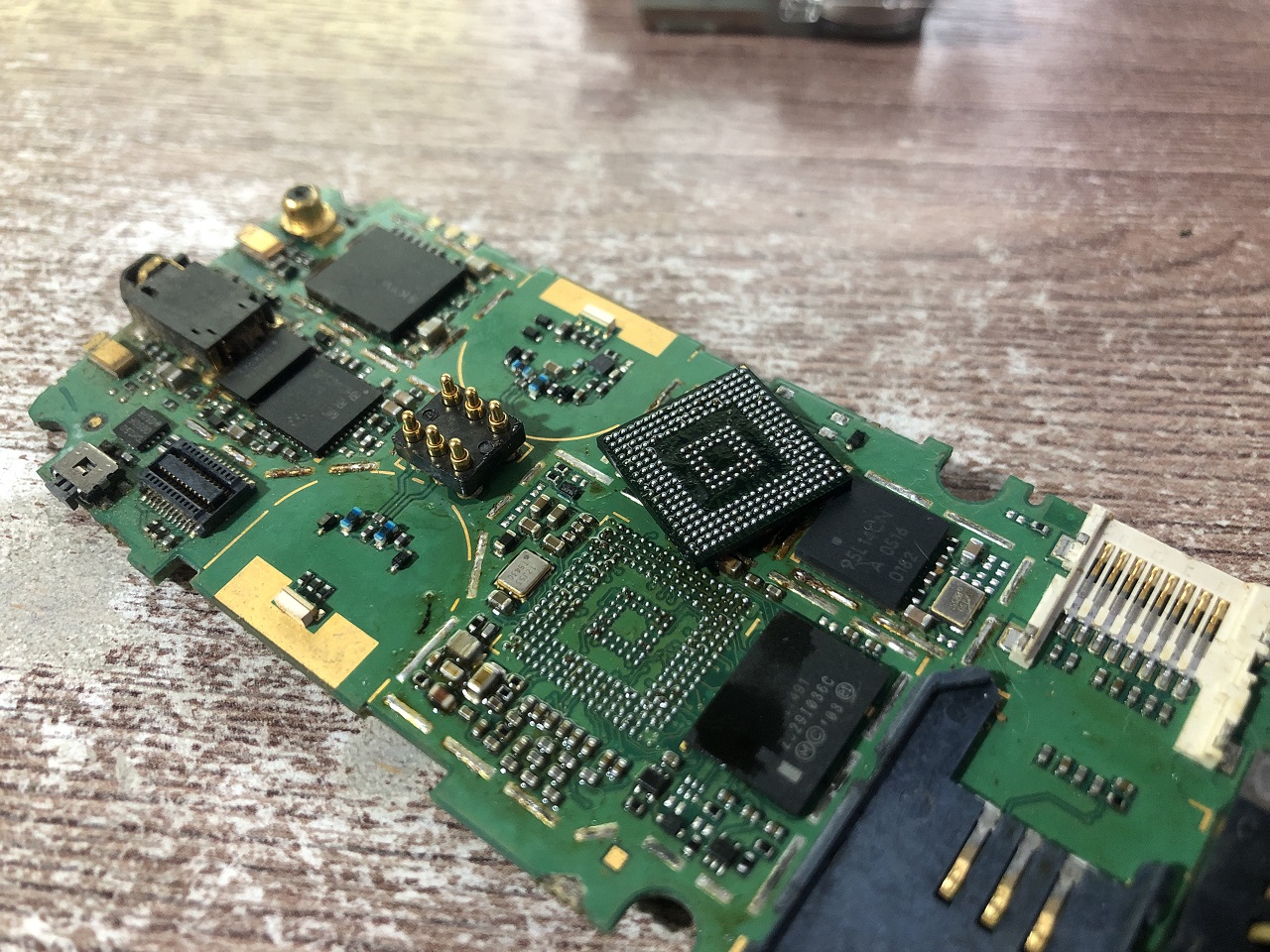 Он останется? Он будет здесь жить?