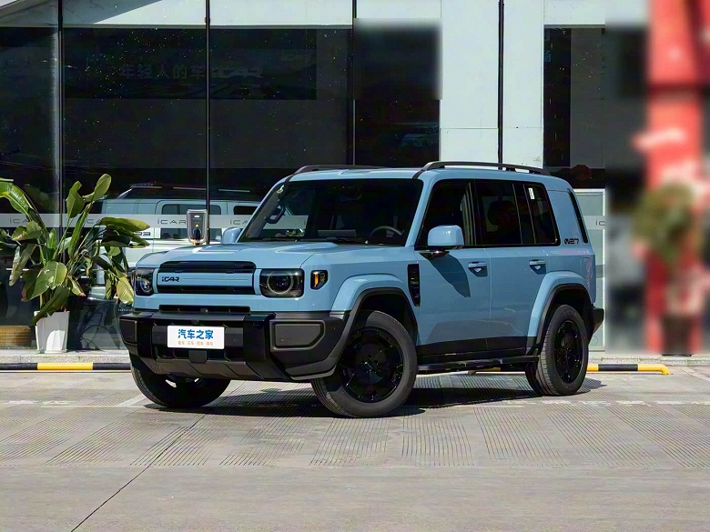 455 л.с., полный привод, 1200 км на баке бензина и дизайн в духе Land Rover и Land Cruiser: гибридный внедорожник iCAR V27 от Chery запущен в серийное производство