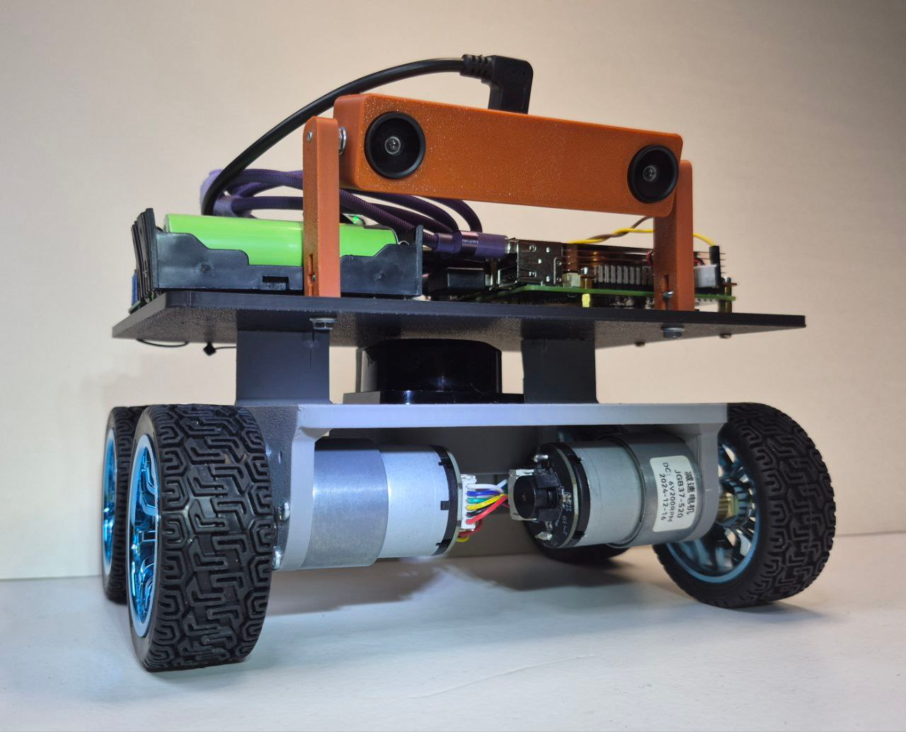 Робот с подключенными по USB: лидаром, ESP32 и стерео-камерой