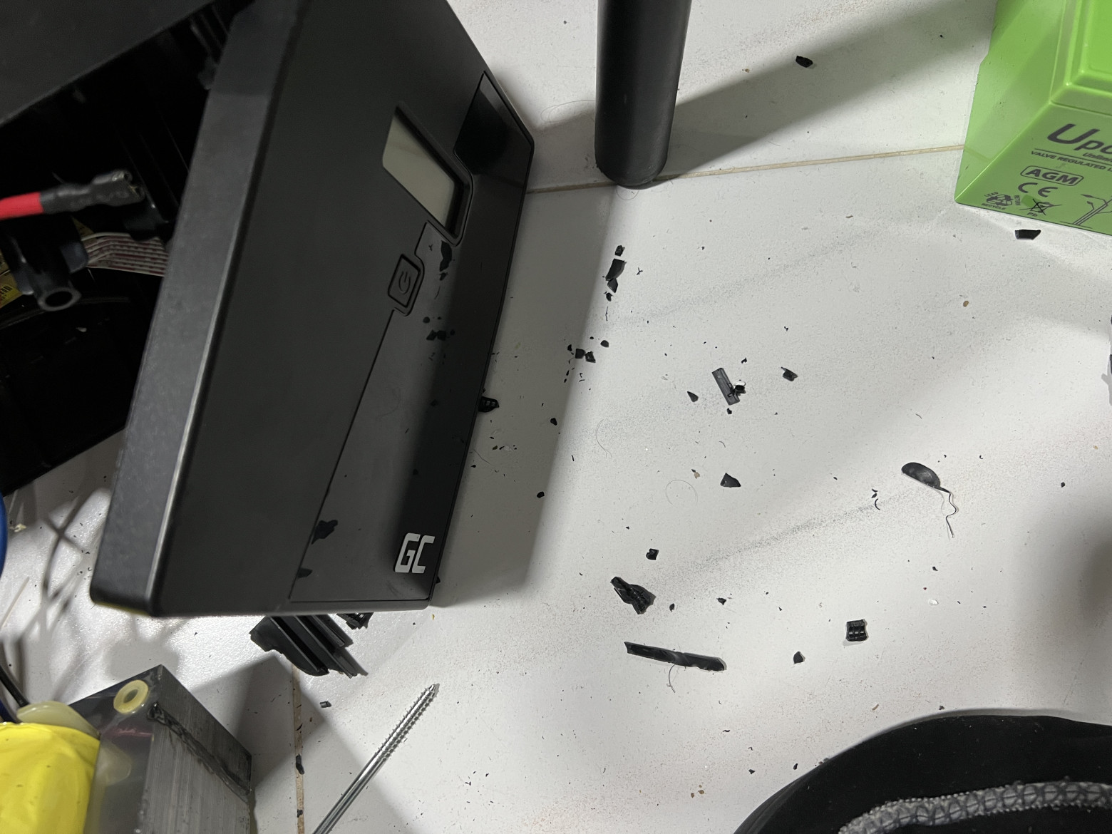 Это то, что высыпалось изнутри после того, как я открыл корпус ИБП