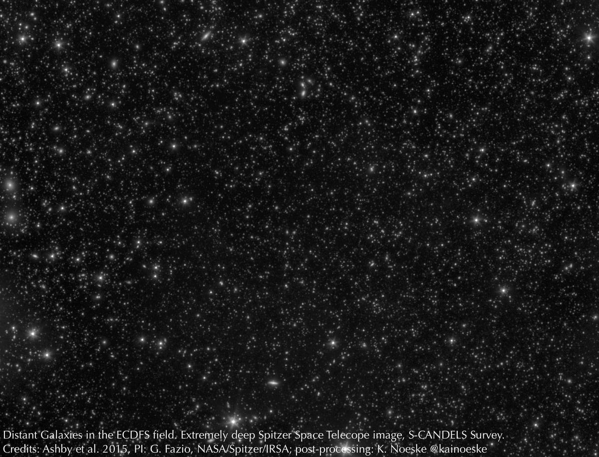  Этот снимок неба, охватывающий около 0,1 квадратных градуса пространства, показывает множество областей с большим количеством галактик, сгруппированных в скопления и нити, разделённых большими промежутками или пустотами. Каждая светлая точка — это не галактика, а сверхмассивная чёрная дыра, что показывает, насколько повсеместны эти космические объекты. Оценив функцию массы чёрных дыр в космическом времени, исследователи предложили интересное решение вопроса о «зародышах сверхмассивных чёрных дыр», предположив, что обычная астрофизика могла привести к появлению объектов, которые мы наблюдаем во всех космических временах.