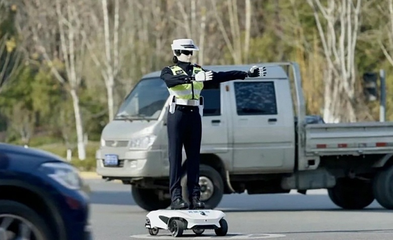 В Китае на службу заступил «робокоп»: первый робот-полицейский Smart Police R001 регулирует движение на перекрестке - 1 В Китае на службу заступил «робокоп»: первый робот-полицейский Smart Police R001 регулирует движение на перекрестке